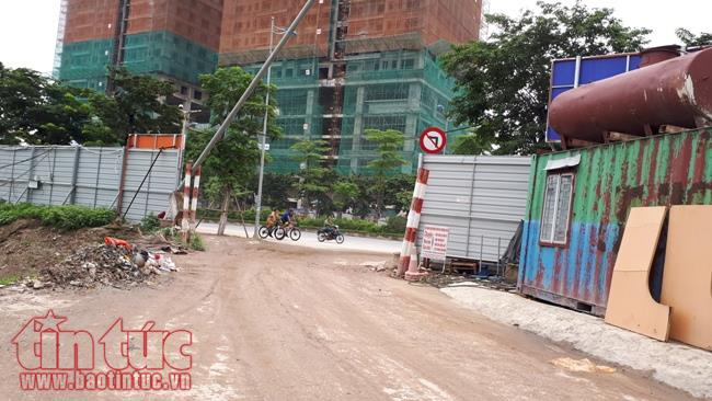 Đường Võ Chí Công (Hà Nội) lại vương vãi đất bẩn ảnh 5